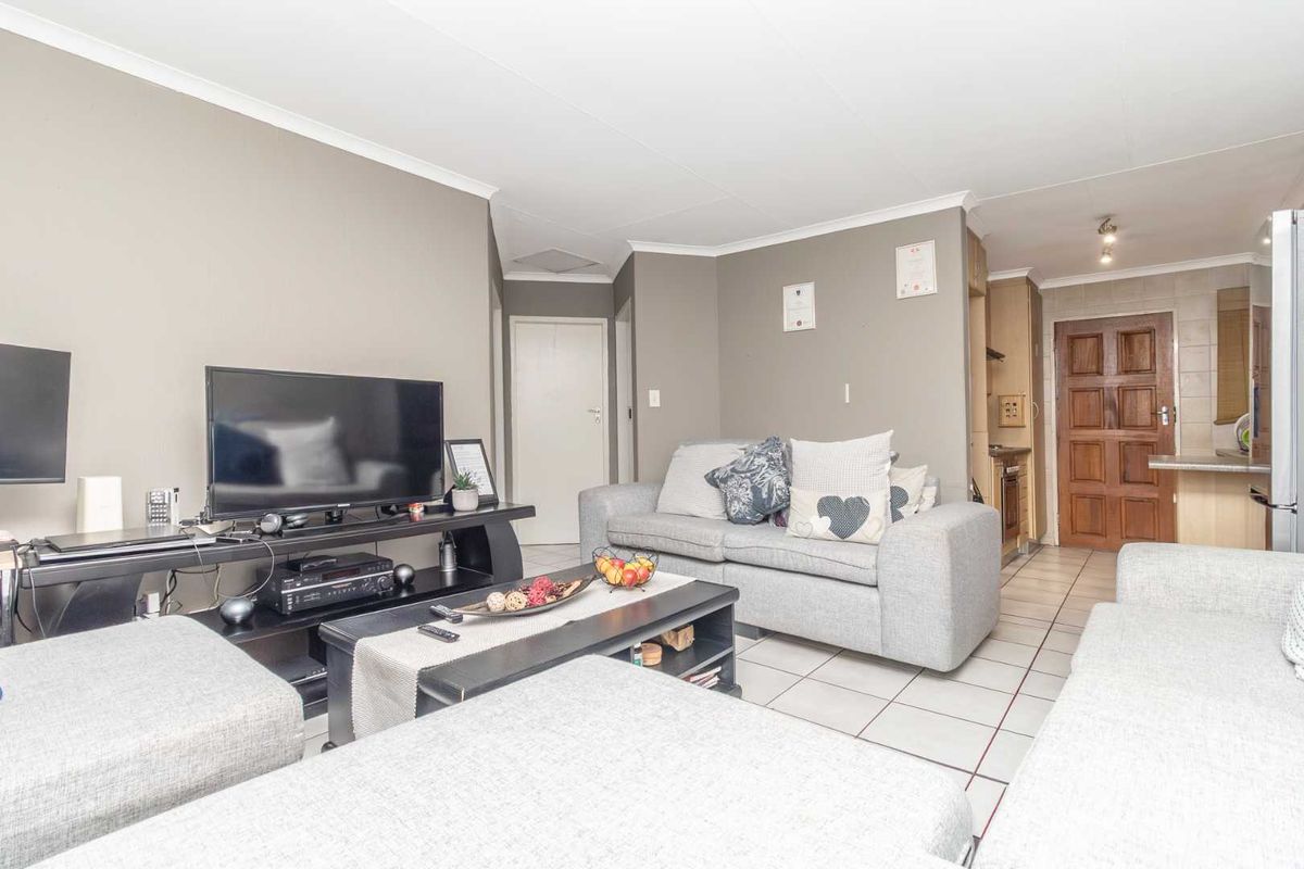 Lock-Up-and-Go 2-Bed Townhouse in Secure Sandalwood Lane — Pet Friendly & Fibre Ready - Photo 4