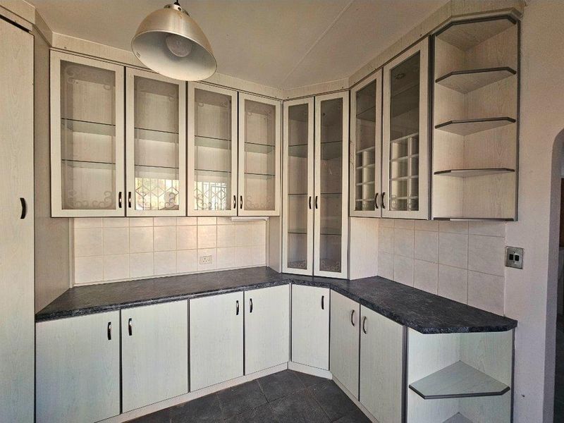 Elevated 3-Bed Family Home with Flatlet, Beautiful Kitchen & Panoramic Despatch Views - Photo 4