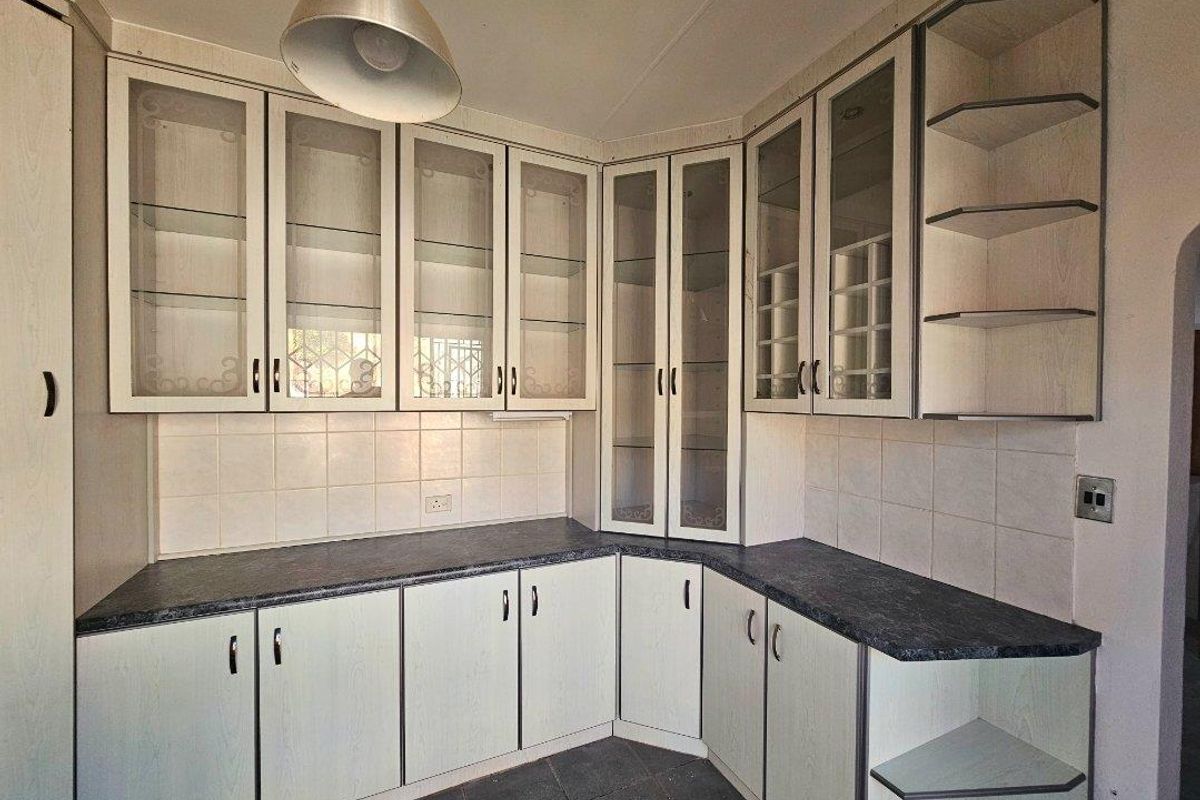 Elevated 3-Bed Family Home with Flatlet, Beautiful Kitchen & Panoramic Despatch Views - Photo 4