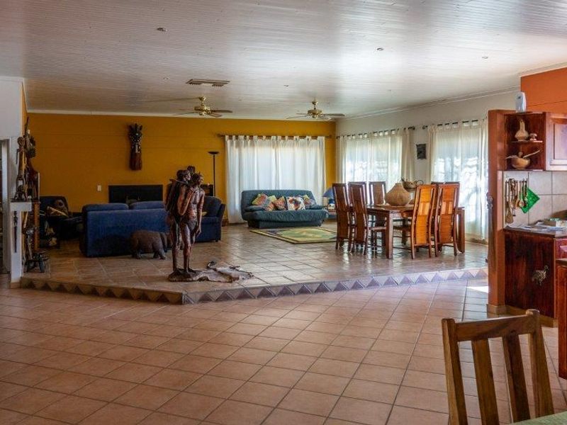 Neat family house in Omaruru - Photo 10