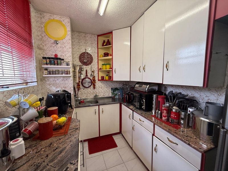 Spacious 3-Bedroom, 2-Bathroom Apartment With Beautiful Views - Photo 6