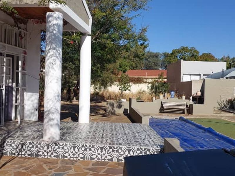 Charming Property with Versatile Spaces and Amenities - Photo 2