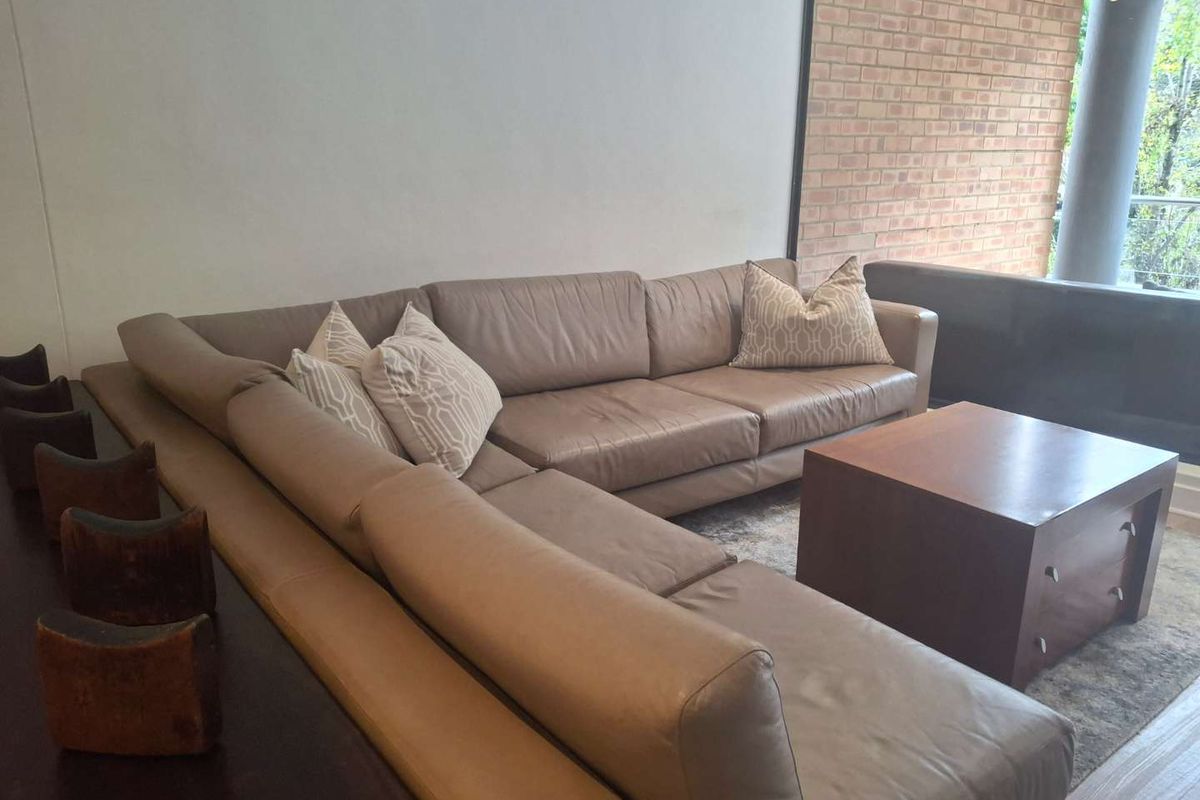 A BEAUTIFULLY FURNISHED TWO BEDROOM APARTMENT - Photo 2