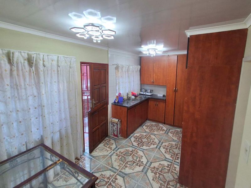Three bedrooms house for sale in Atteridgeville - Photo 10