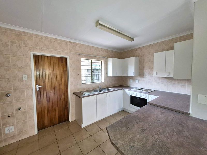 FOR SALE – Selrose Park Retirement Village - 1 Bedroom / 2 Living Retirement unit Equestria Pretoria - Photo 9