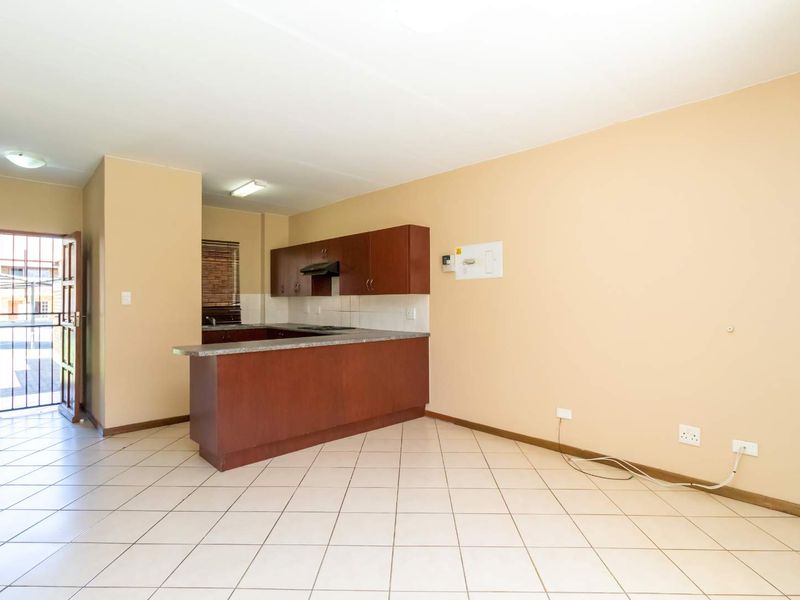 NEAT 2 BED 2 BATH APPARTMENT. SUITABLE FOR A SMALL FAMILY . - Photo 10