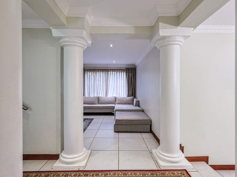 Modern 4 Bedroom Family Home for Rent in a Prestigious Security Estate - Photo 9