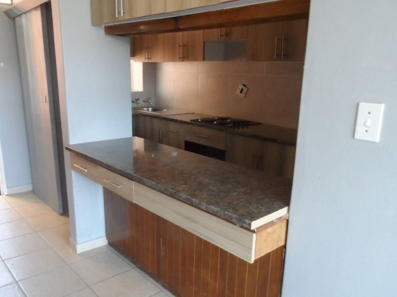 BACHELOR APARTMENT - Photo 8