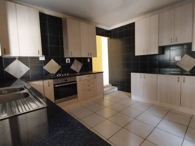 Spacious 3BR Home with Entertainment Area & Ample Parking - Photo 7
