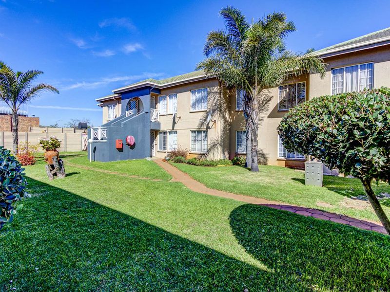 3 Bedroom  Ground floor Townhouse in Norkem Park - Photo 2