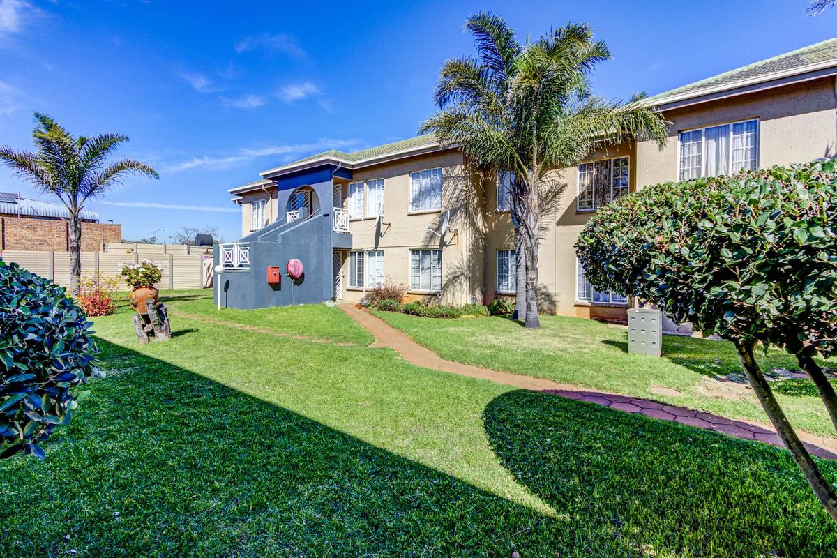 3 Bedroom  Ground floor Townhouse in Norkem Park - Photo 2