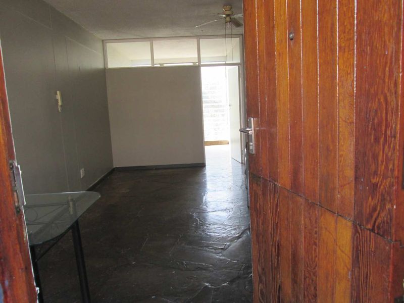 BEAUTIFUL ,NEAT AND CLEAN [1] ONE BEDROOM FLAT FOR SALE IN ARCADIA ' PRETORIA ' - Photo 4