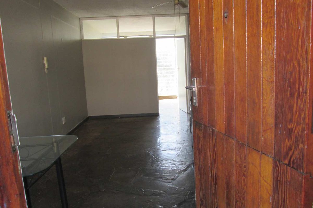 BEAUTIFUL ,NEAT AND CLEAN [1] ONE BEDROOM FLAT FOR SALE IN ARCADIA ' PRETORIA ' - Photo 4