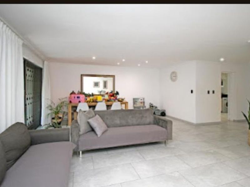 Renovated 3 bedroom Apartment in Strathavon - Photo 5