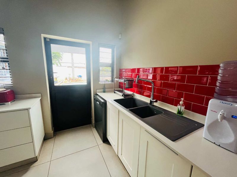 Hendra : A Rare Find: Dual Garages, Cottage, Pool & Pure Luxury - Photo 10