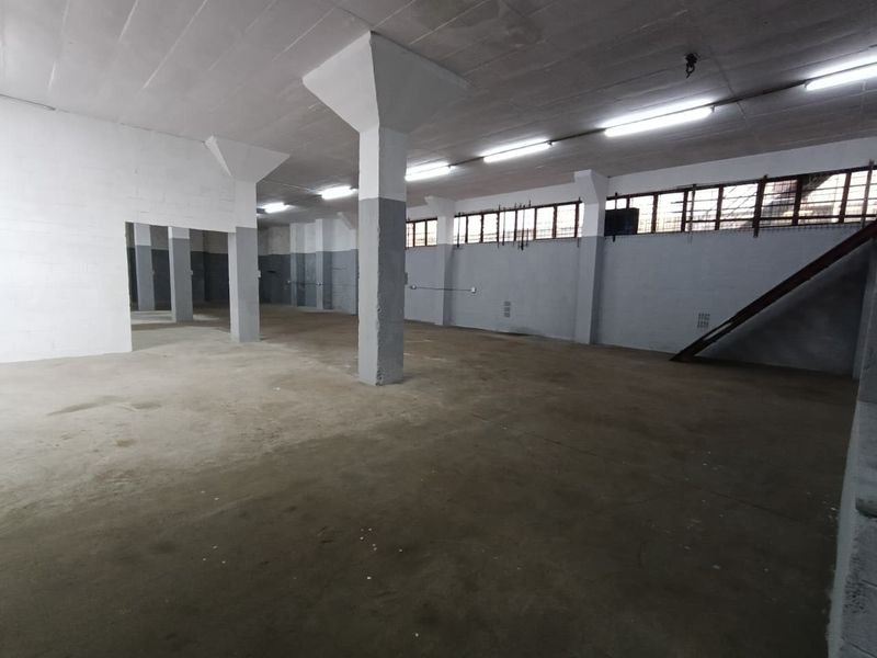 NEWLY REFURBISHED INDUSTRIAL UNIT WITH SMALL YARD TO LET – 399m2 - Photo 6