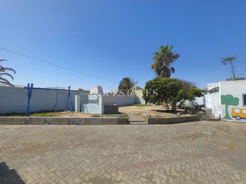 Spacious Property In CBD - Photo 2