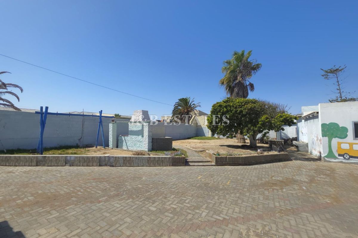 Spacious Property In CBD - Photo 2