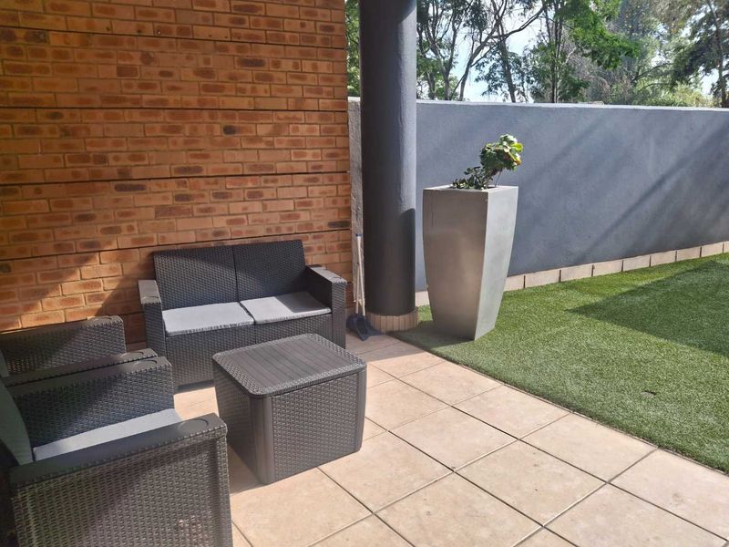A BEAUTIFULLY FURNISHED TWO BEDROOM GARDEN APARTMENT - Photo 5