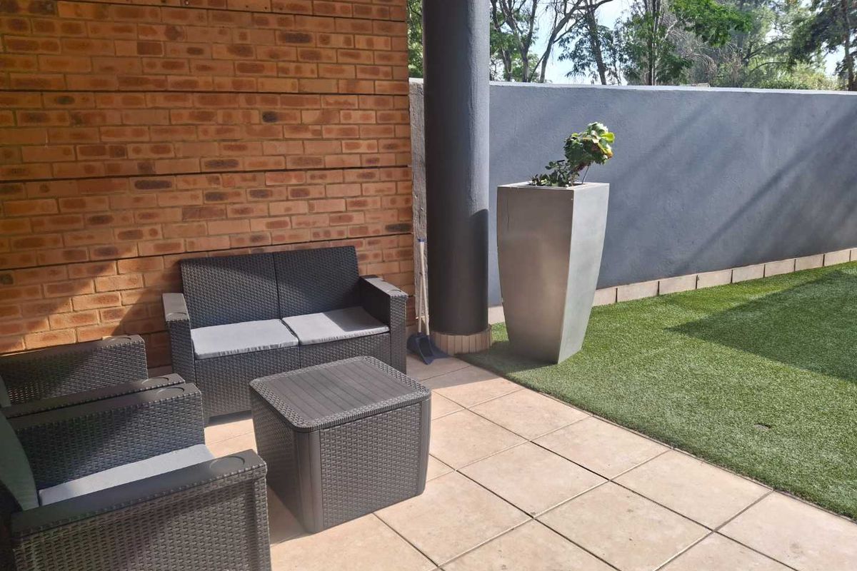 A BEAUTIFULLY FURNISHED TWO BEDROOM GARDEN APARTMENT - Photo 5