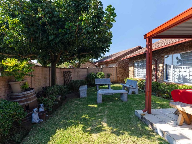 Beautiful 3-Bedroom Townhouse with a Stunning Garden - Photo 3