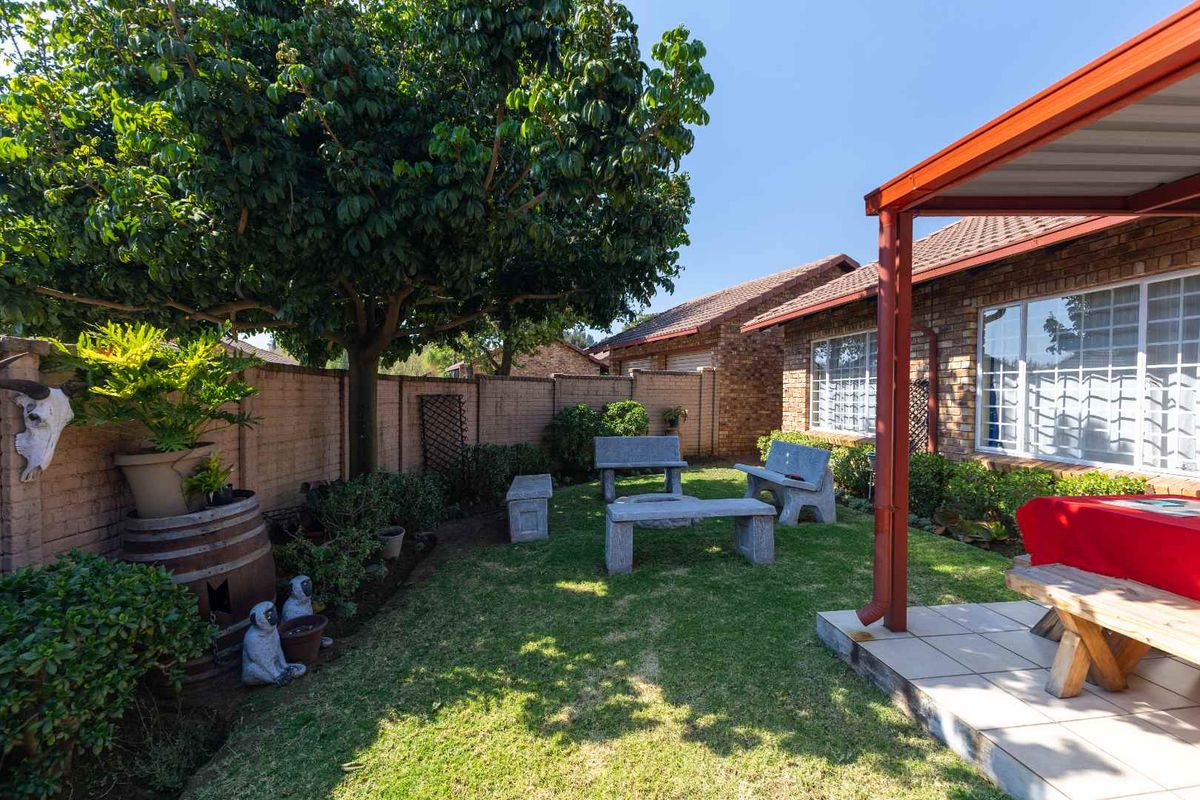 Beautiful 3-Bedroom Townhouse with a Stunning Garden - Photo 3