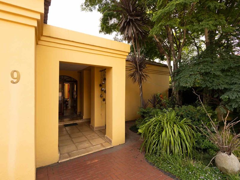 Stylish 3 Bedroom Home Offering Refined Estate Living - Photo 6