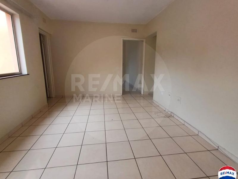 Spacious 3-Bedroom Apartment with Carport – No Pets Allowed - Photo 4