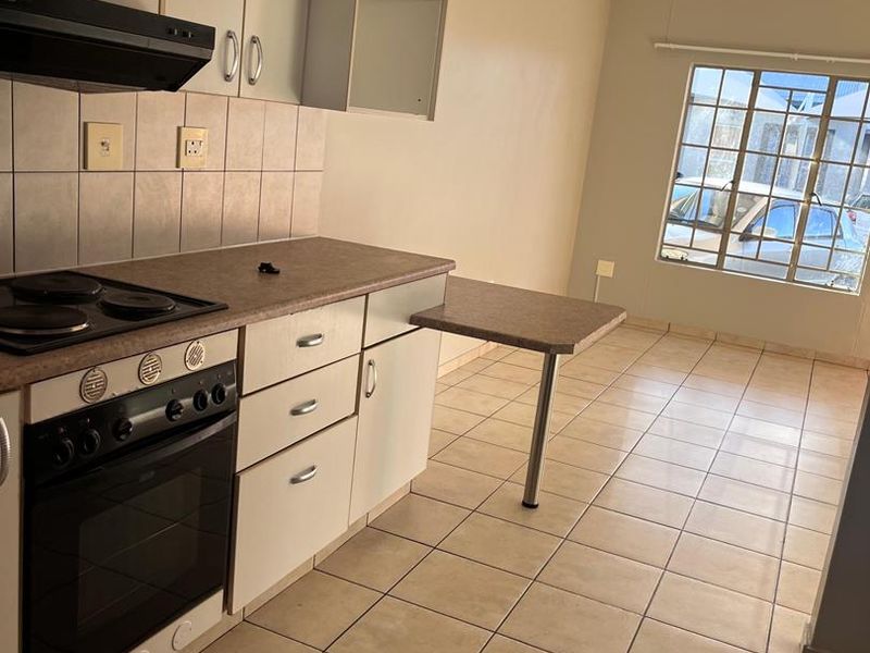 Townhouse For Sale In Pionierspark - Photo 2