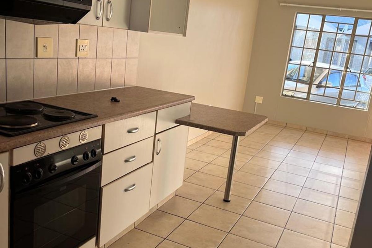 Townhouse For Sale In Pionierspark - Photo 2
