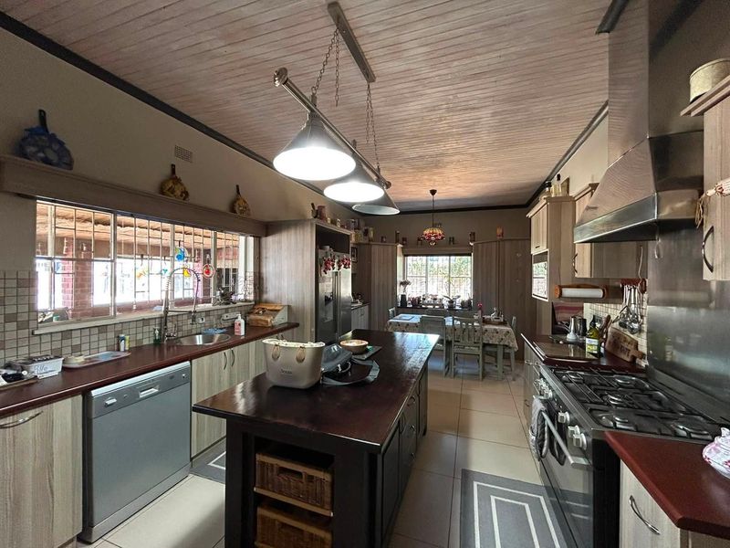 Spacious family home in Otjiwarongo on a 1,500 m2 erf, featuring exceptional entertainment areas and a separate 2-bedroom flat perfect for guests, extended fami - Photo 8