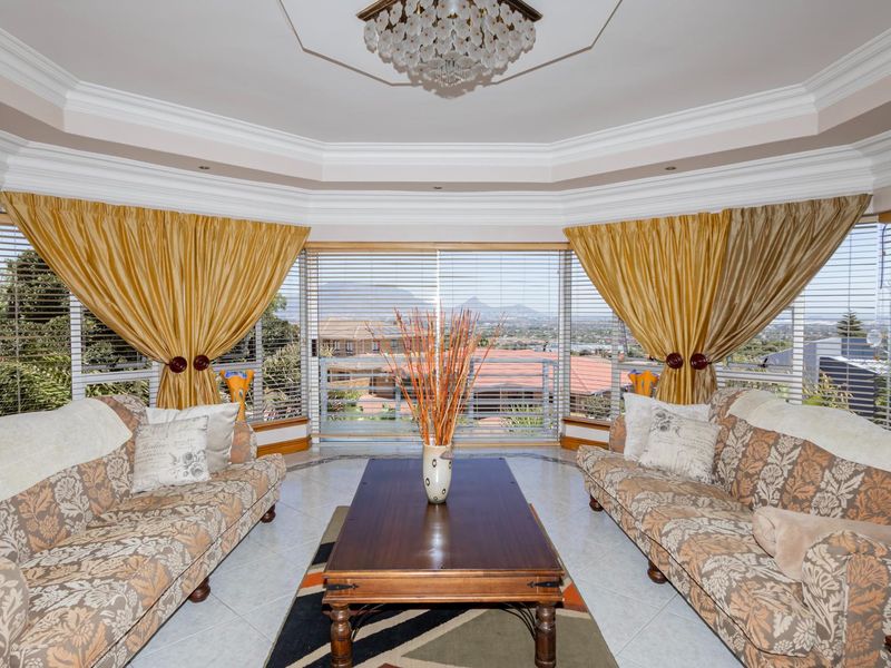 5 BEDROOM, MODERN HOME IN PLATTEKLOOF - Photo 8