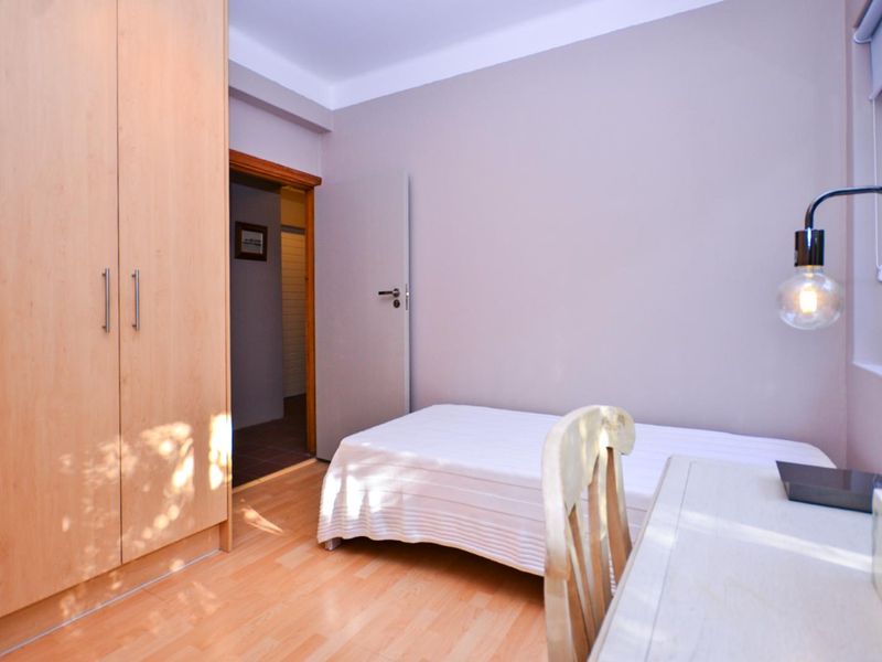 Charming Mouille Point Apartment - Photo 9