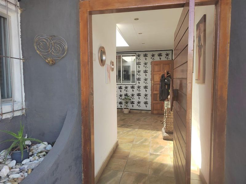 4 bedroom family home in Brackendowns with a pool and solar! - Photo 4