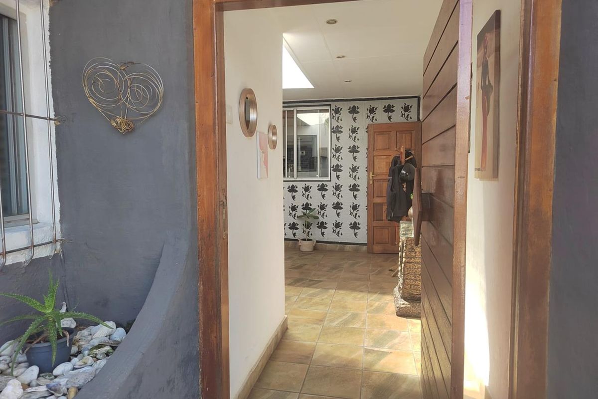 4 bedroom family home in Brackendowns with a pool and solar! - Photo 4