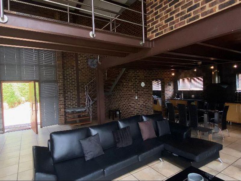 SOHO LOFT LIVING AT IT'S BEST. - Photo 2