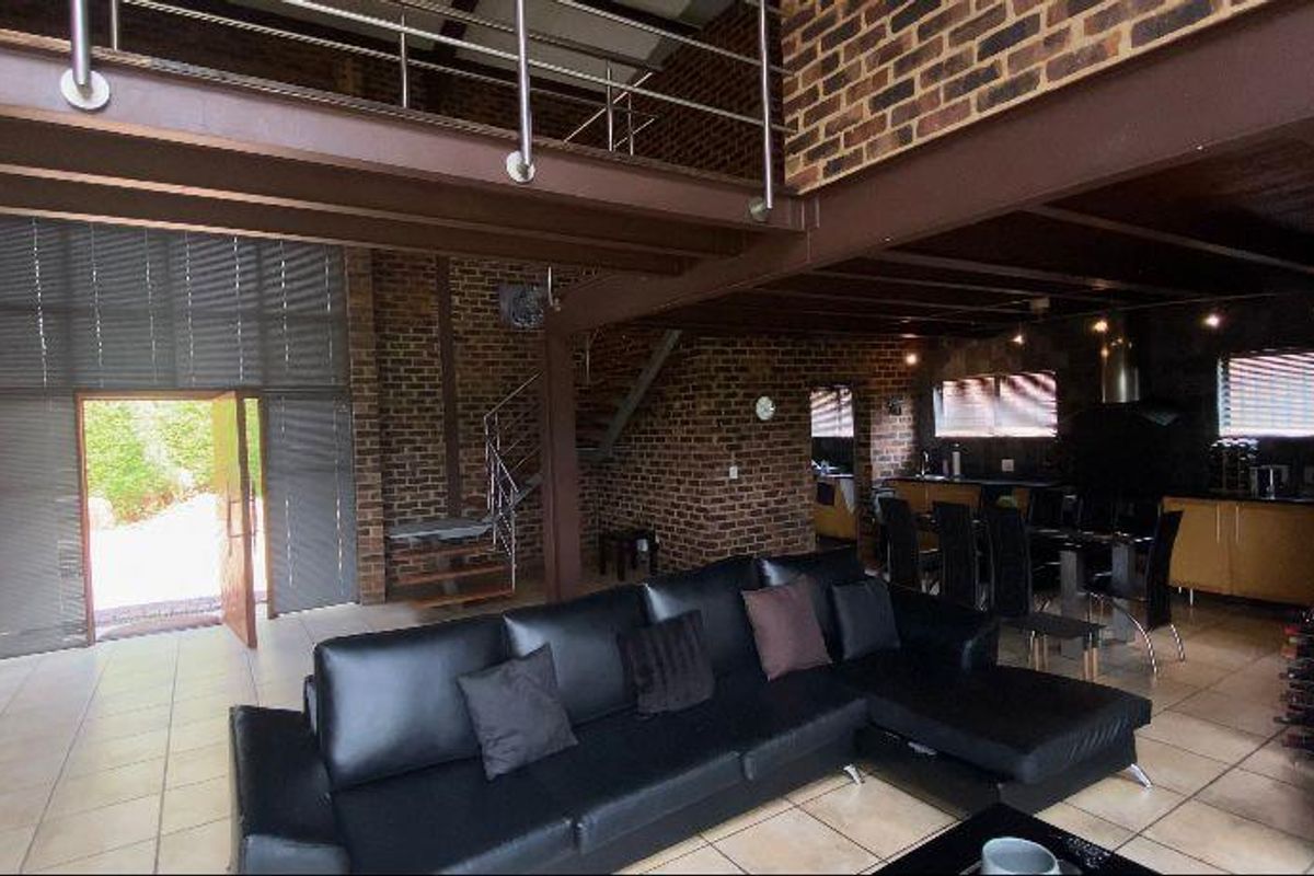 SOHO LOFT LIVING AT IT'S BEST. - Photo 2