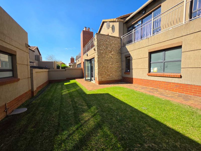 North-Facing | Full Solar | Immaculate Lock-Up-and-Go in Ebotse Golf Estate - Photo 1