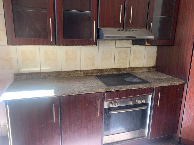 **Spacious Home with Huge Cottage & Pool – Prime Location in Rosettenville - Photo 8