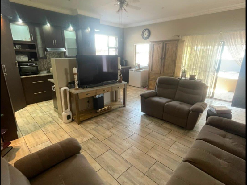 Four Bedroom Home for Sale in Verwoerdpark - Photo 2
