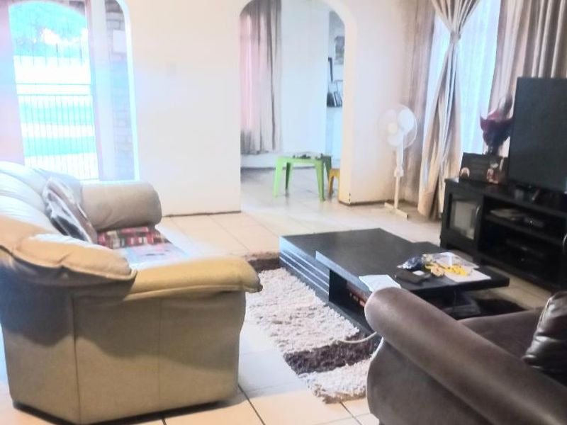 Charming Fixer Upper - Photo 5