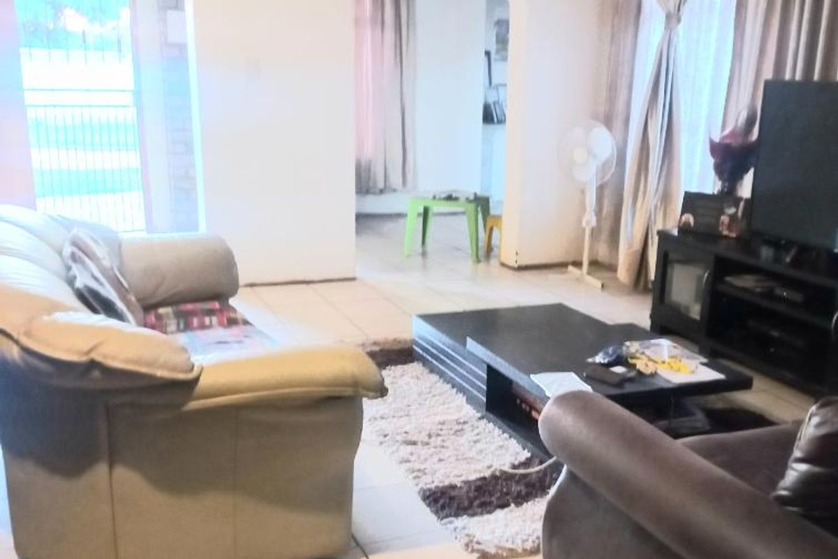 Charming Fixer Upper - Photo 5