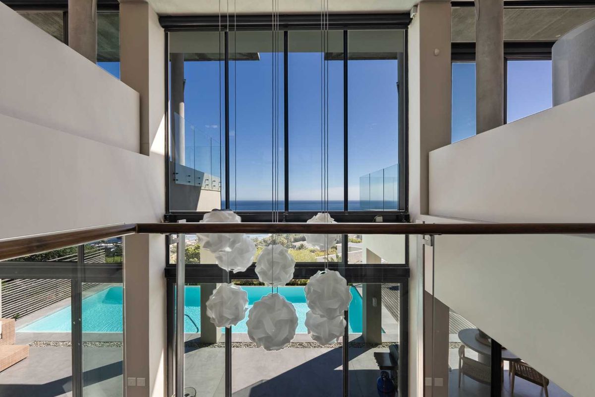 A Rare Architectural Masterpiece with Iconic Camps Bay Views - Photo 3
