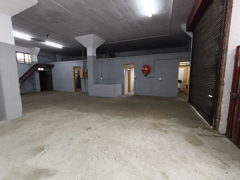 NEWLY REFURBISHED INDUSTRIAL UNIT WITH SMALL YARD TO LET – 399m2 - Photo 8