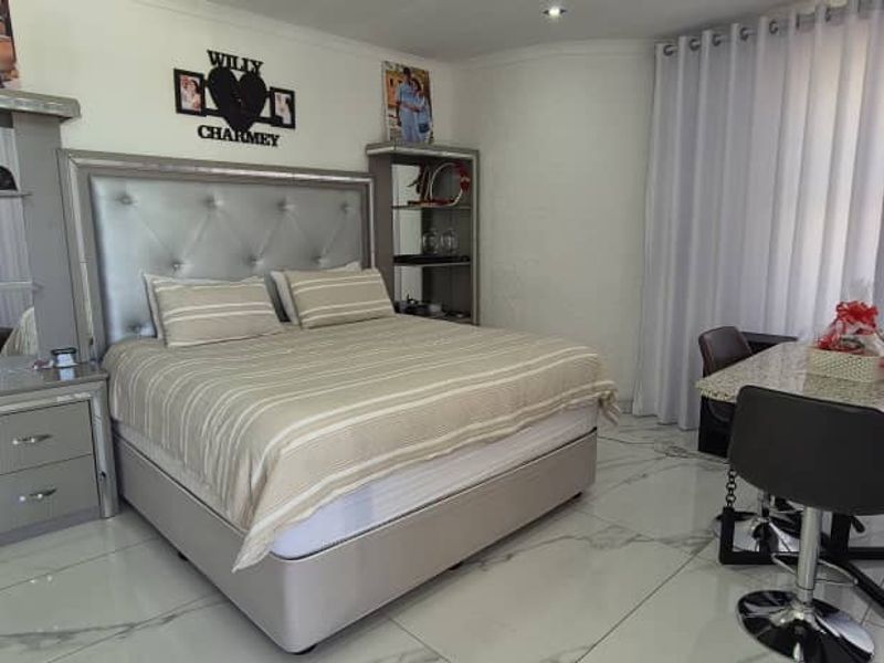 beautifully upgraded double-storey home for sale in Kleine Kuppe - Photo 10