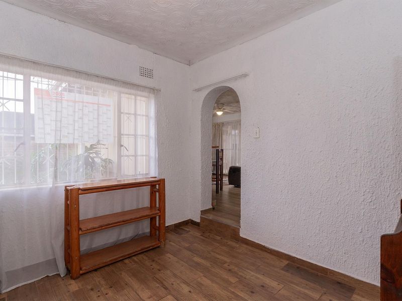 Spacious 4 Bedroom House with Pool in Esther Park - Photo 10