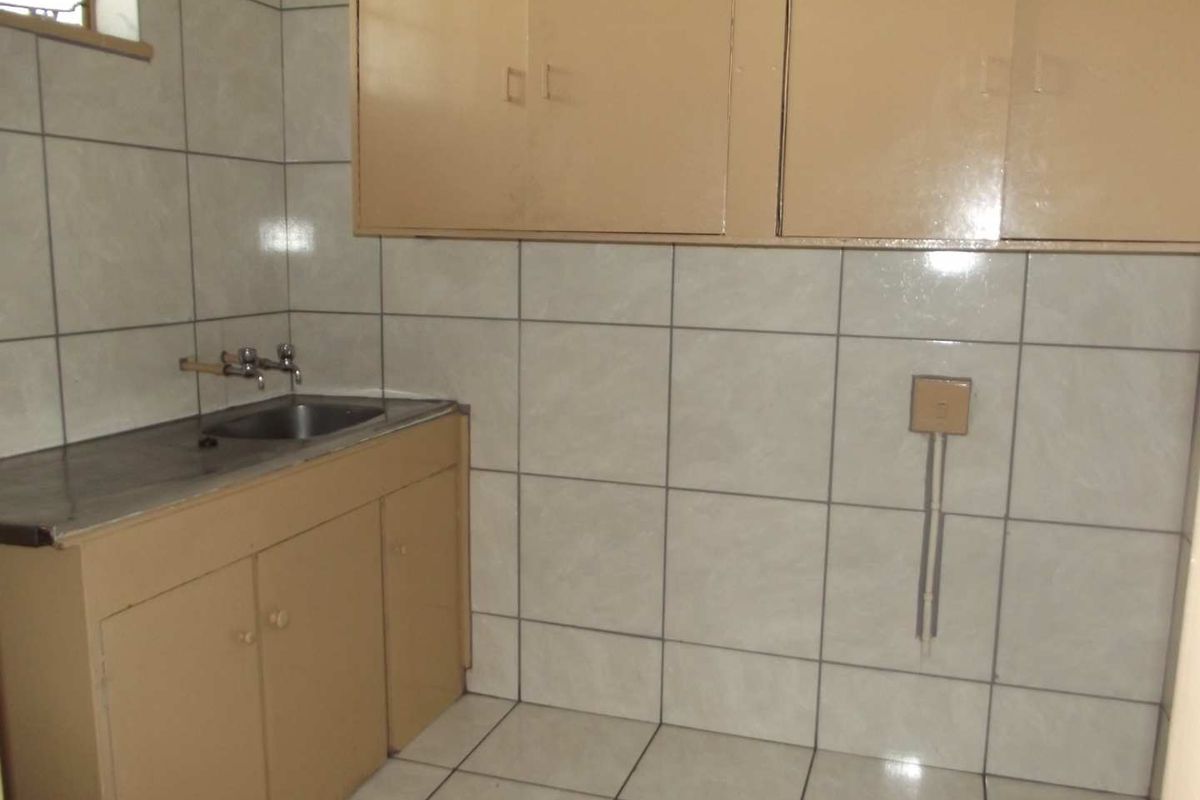 2.5 BEDROOM FLAT TO RENT IN PRETORIA WEST - Photo 4