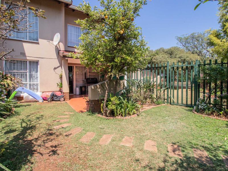 Charming Townhouse: Spacious & Conveniently Located! - Photo 2