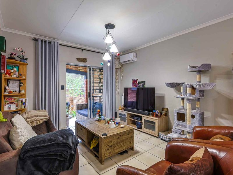 Charming & Modern 2-Bedroom Townhouse - Photo 10