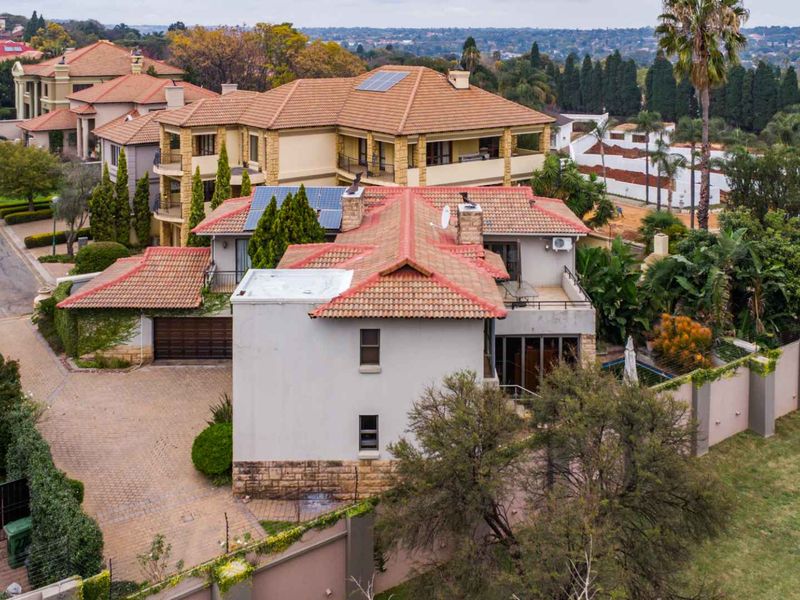 Elegant Family Living in Prestigious Thornwoods Estate, Faerie Glen - Photo 3